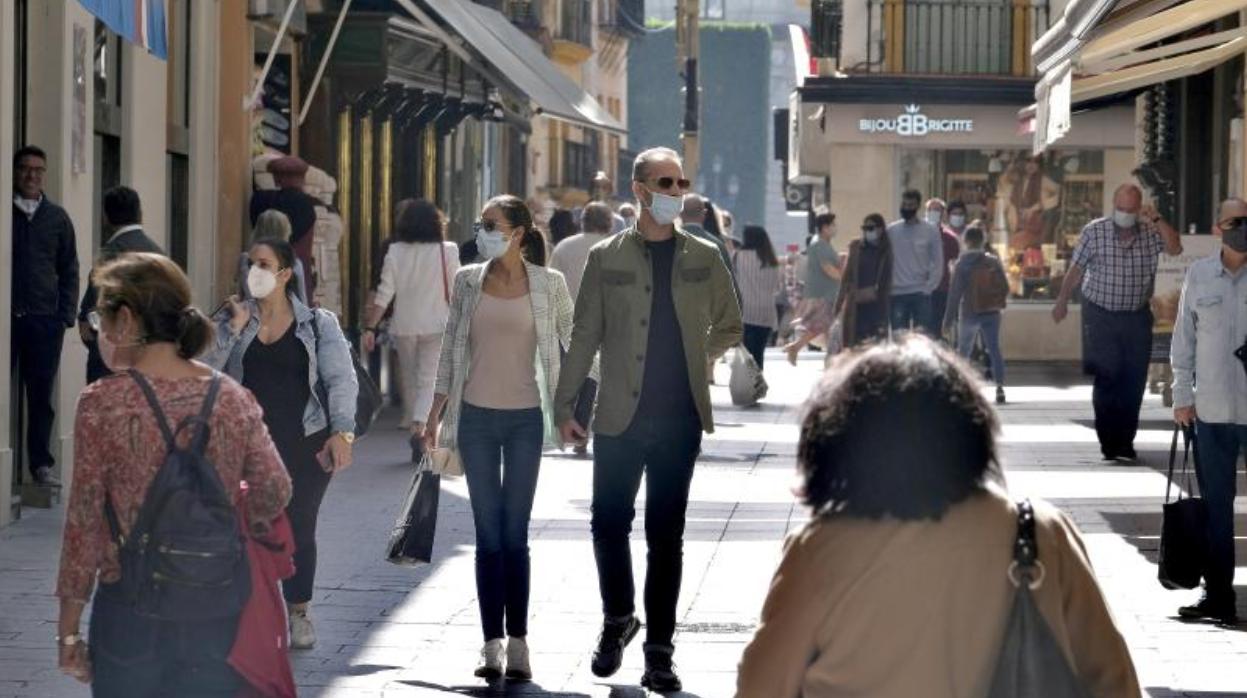 Viandantes por la calle Tetuán