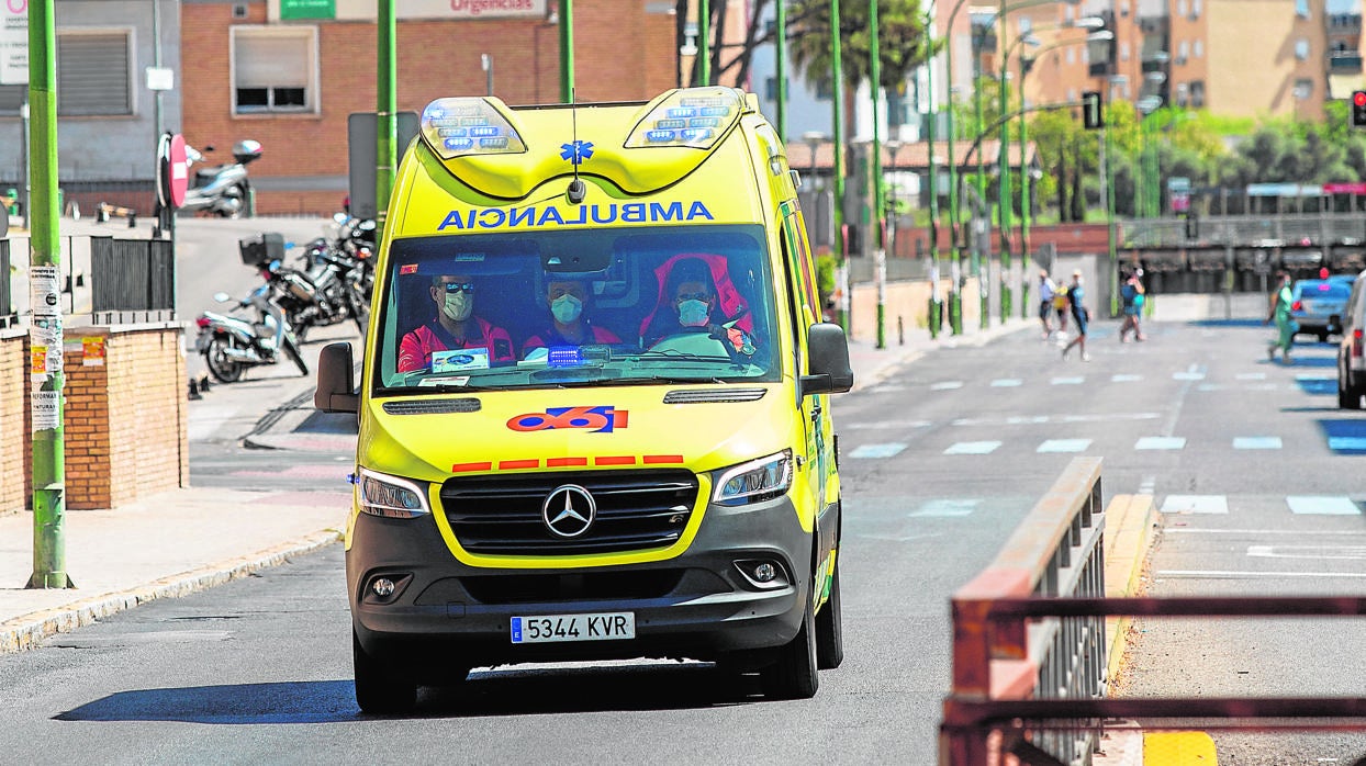 Un ambulancia en el Hospital Virgen del Rocío