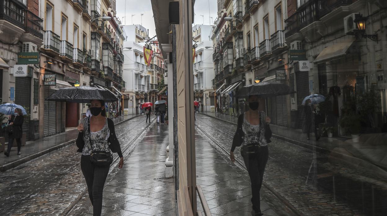 Las nuevas medidas de la Junta afectan al horario y aforo de comercio y hostelería en Sevilla