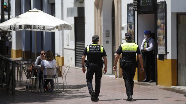 Sevilla aplica «mano dura» policial para reducir la actividad en la calle y frenar el coronavirus