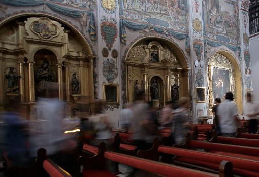 La fastuosa decoración de las capillas laterales de la iglesia de los Venerables