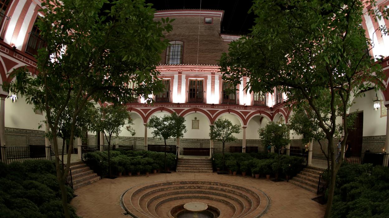 Una hermosa imagen del patio con su fuente en el centro de la escalinata de ladrillos y azulejos