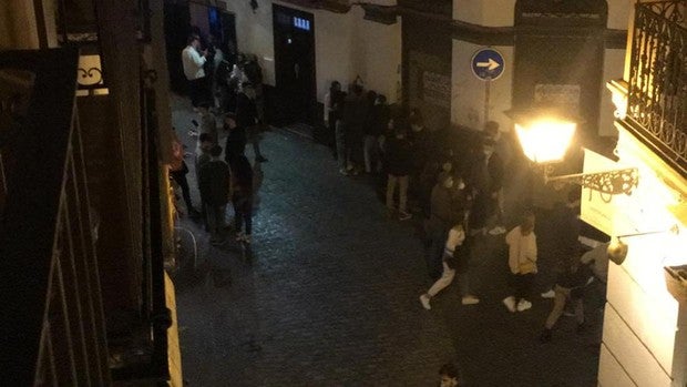 Polémica en las redes sociales por la presencia de botellonas en las calles de Sevilla