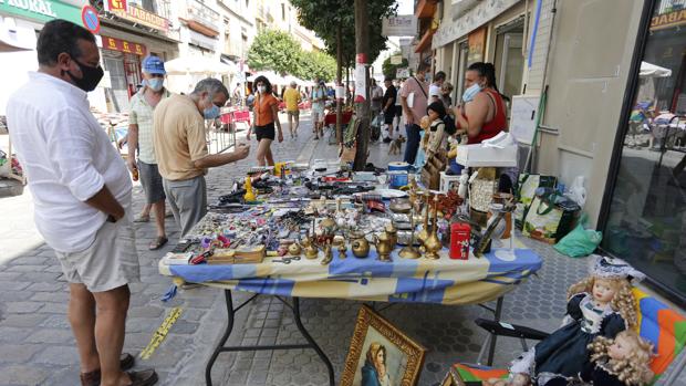 Se suspenden los mercadillos de Sevilla y el cierre de instalaciones municipales será a las 22 horas