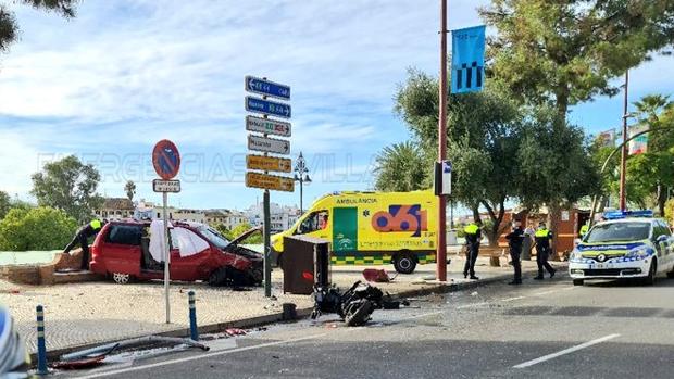 Muere tras perder el control de su coche y chocar contra un semáforo en el Paseo Colón de Sevilla