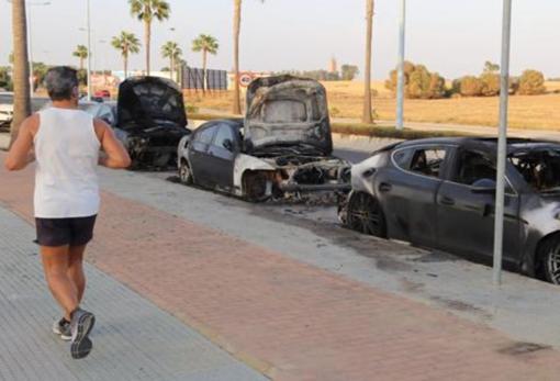 Los coches que salieron ardiendo recientemente en el mismo lugar