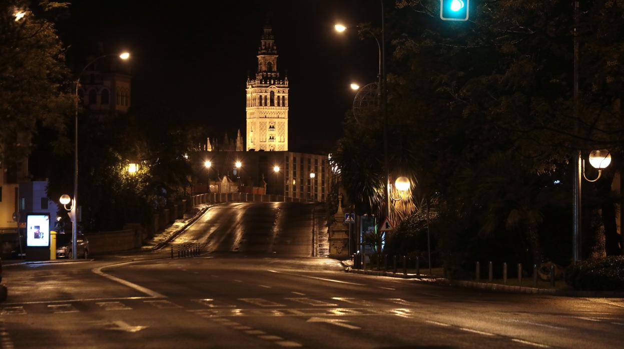 Sevilla echó ayer el cierre en la primera noche de aplicación del toque de queda