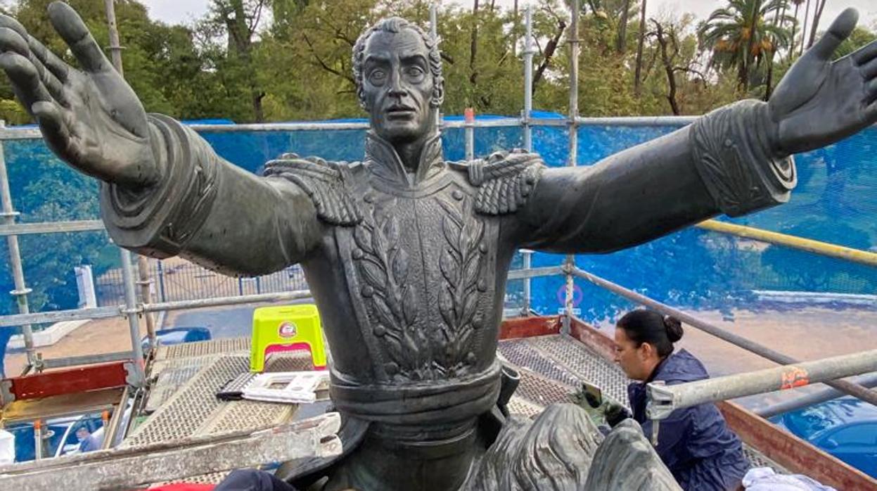 Trabajos de conservación de la estatua de Simón Bolívar