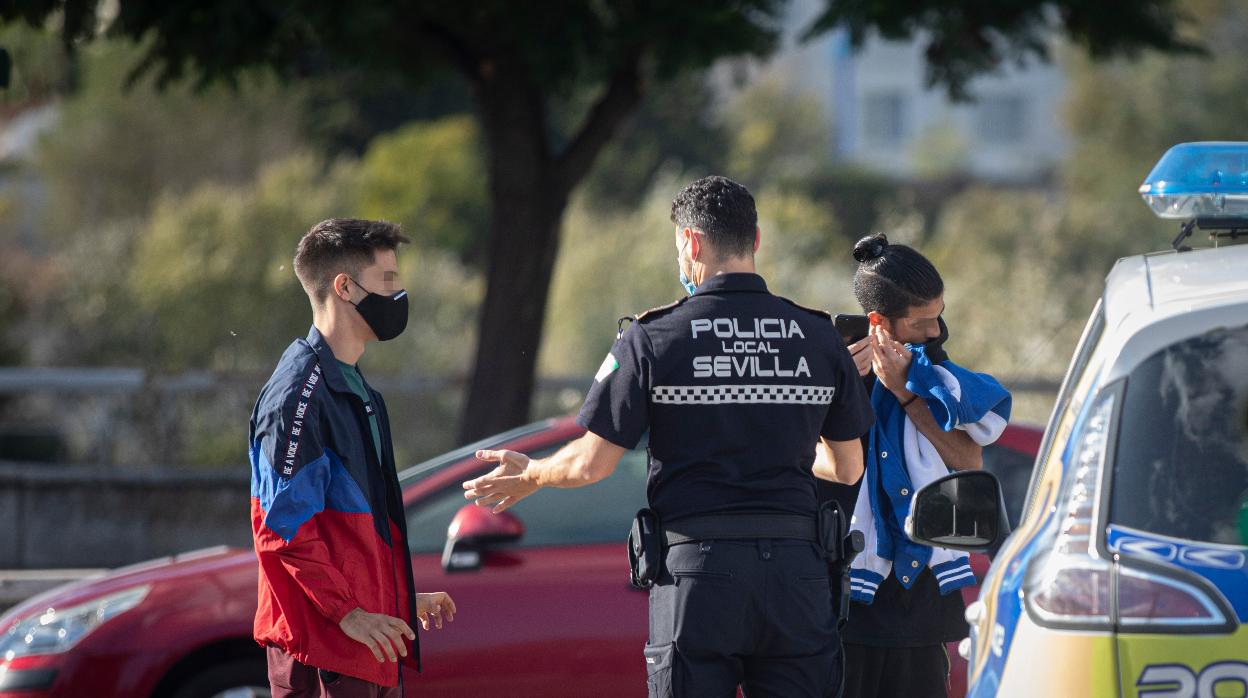 Agentes exigiendo documentación acreditativa a jóvenes en Sevilla