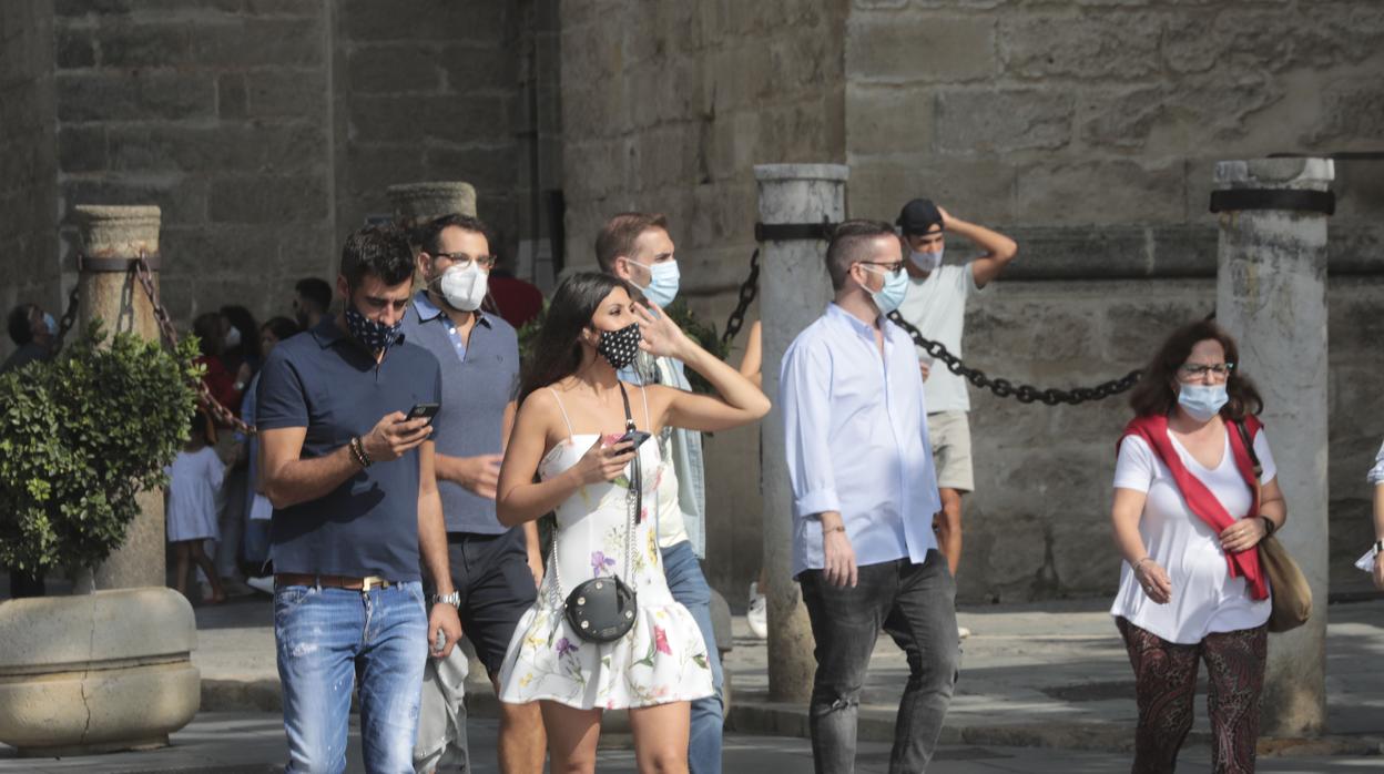 Turistas por el centro de Sevilla el pasado Puente del Pilar