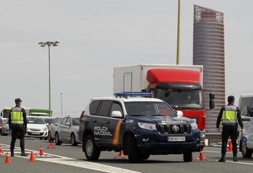 Control policial en una de las salidas de la ciudad