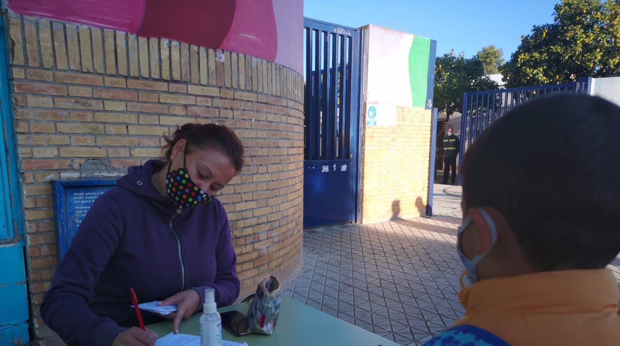 Mesa instalada en la puerta del colegio para recoger dinero