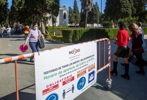 Carteles informativos en el acceso y principales vías del cementerio Vanesas Gómez