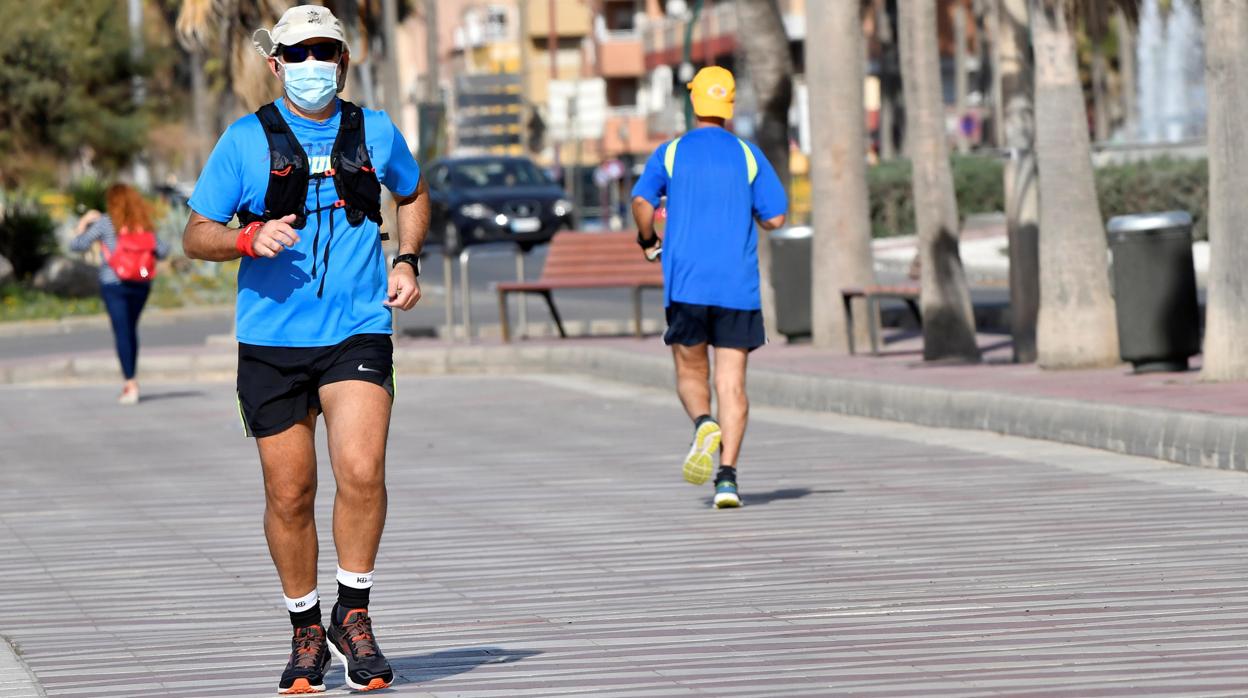 Numerosas personas hacen deporte con mascarilla