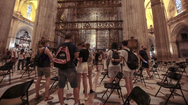 La Catedral de Sevilla suspende las visitas culturales y turísticas por la segunda oleada de coronavirus