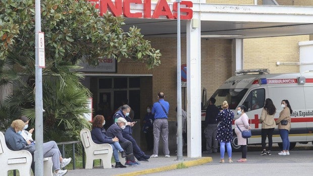 La «tormenta perfecta» en los hospitales: Más sanitarios fuera de combate cuando más enfermos de Covid llegan