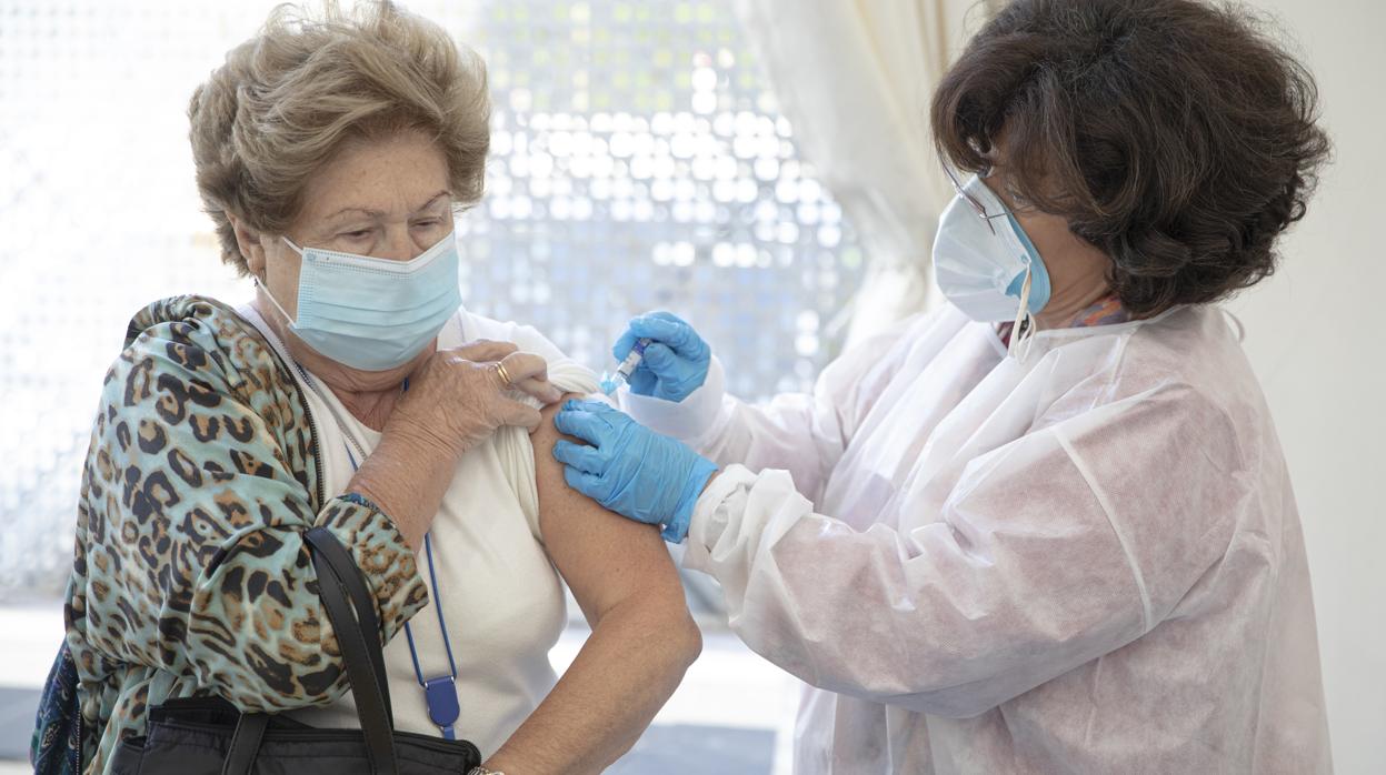 Las personas mayores de 65 años tienen prioridad para la vacuna de la gripe