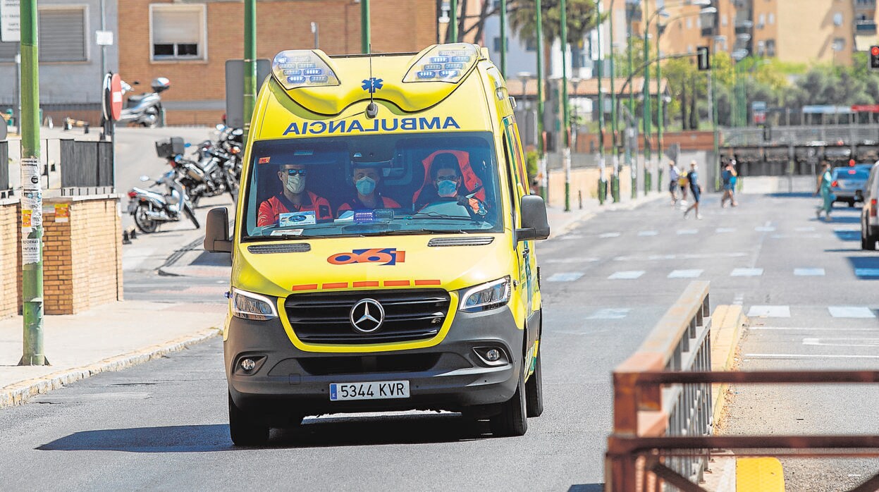 Una ambulancia en el Hospital Virgen del Rocio de Sevilla