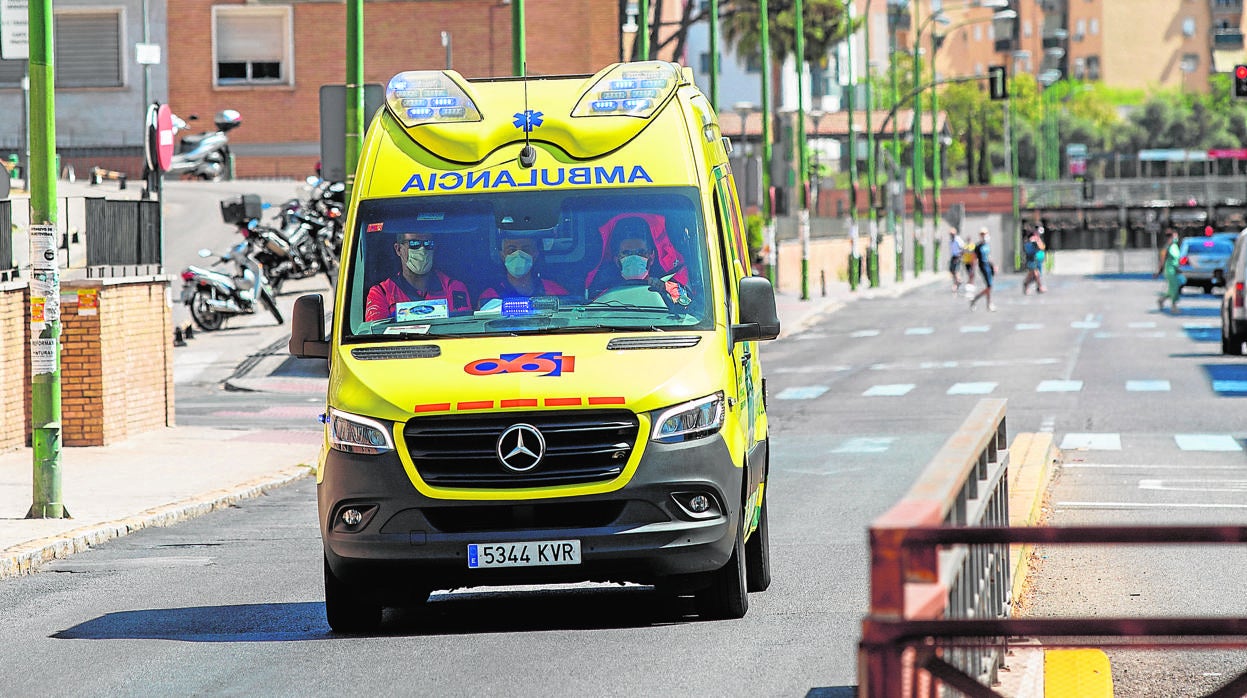 Una ambulancia en el Hospital Virgen del Rocio de Sevilla