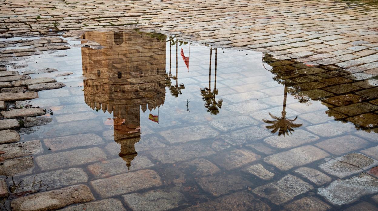 La Torre del Oro, reflejada en un charco formado por las lluvias de esta semana en Sevilla