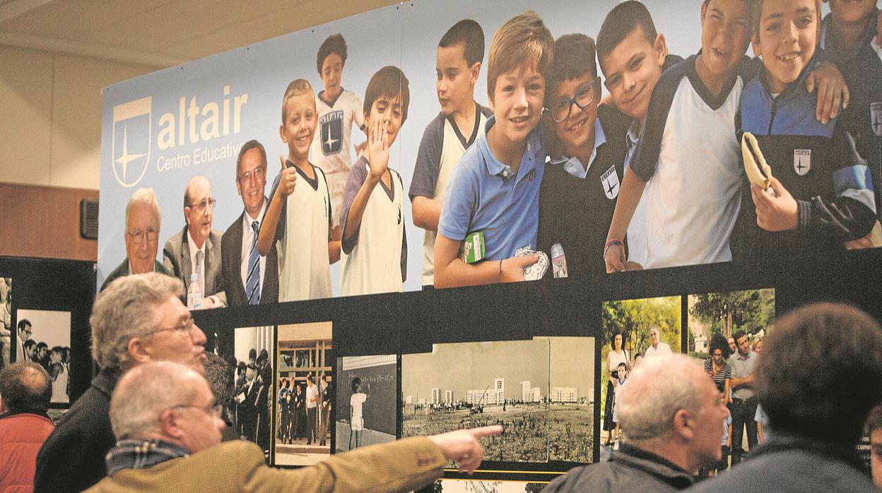 Sobre estas líneas una exposición en el colegio Altair