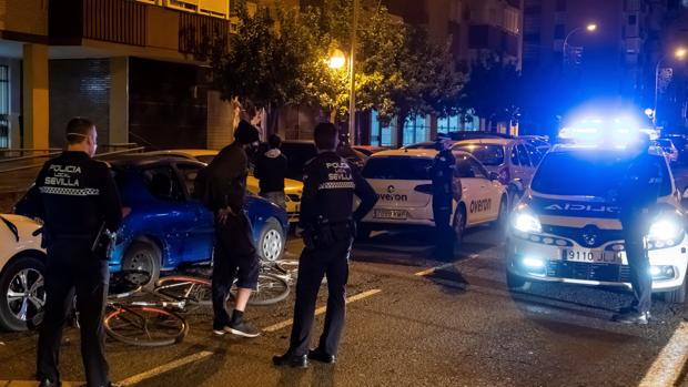 La Policía Local tira de horas extras para vigilar el toque de queda en Sevilla