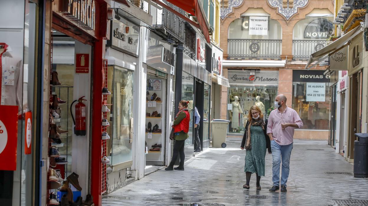 Comercios abiertos en una delas calles del centro de la capital