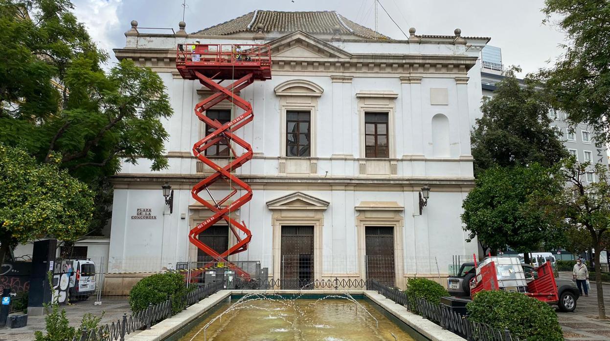 Operarios limpiando las cornisas de la fachada de la antigua iglesia de San Hermenegildo