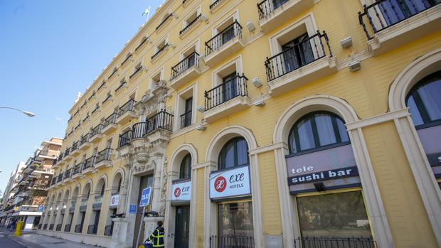 Técnicos del SAS inspeccionan el Hotel Macarena para que pueda acoger enfermos del Virgen Macarena