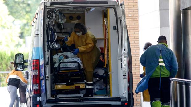 Desciende por debajo de 200 el número de sanitarios de baja por Covid en el Virgen Macarena