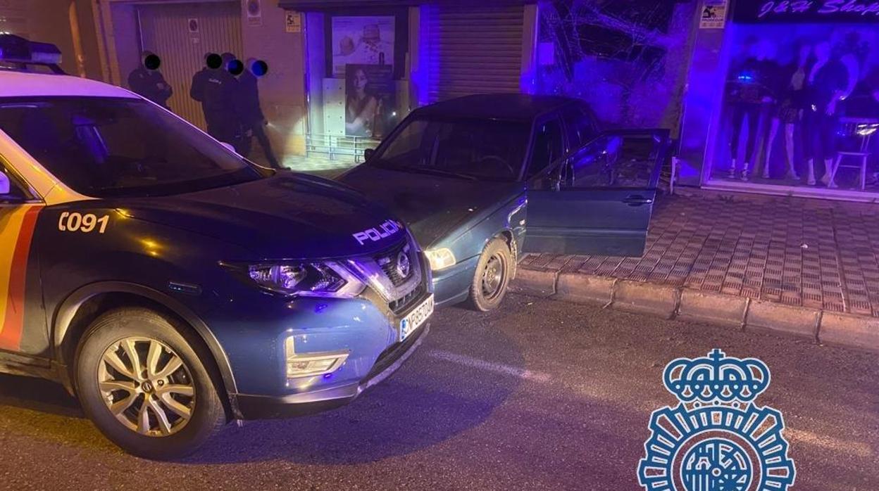 El coche que los aluniceros usaron para empotrarlo contra el escaparate de la tienda