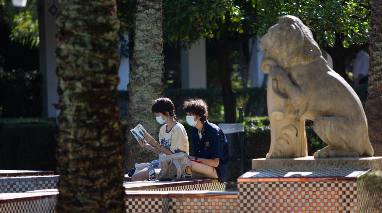 Dos jóvenes en el Parque de María Luisa