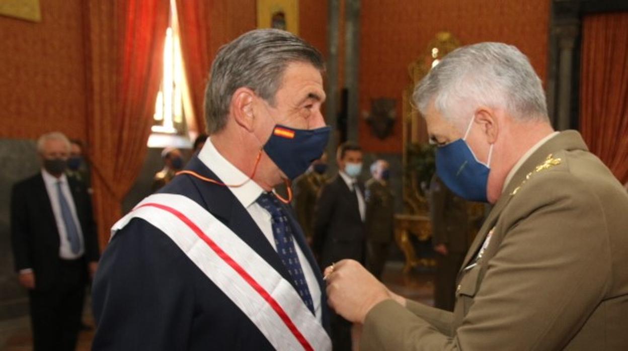 El jefe de la Fuerza Terrestre, el teniente general José Rodríguez, pone la medalla a Santiago de León