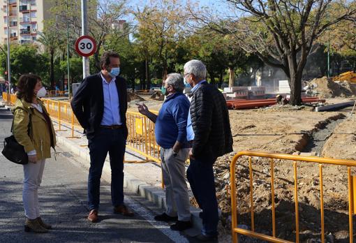 Juan Antonio Barrionuevo junto a vecinos de la zona