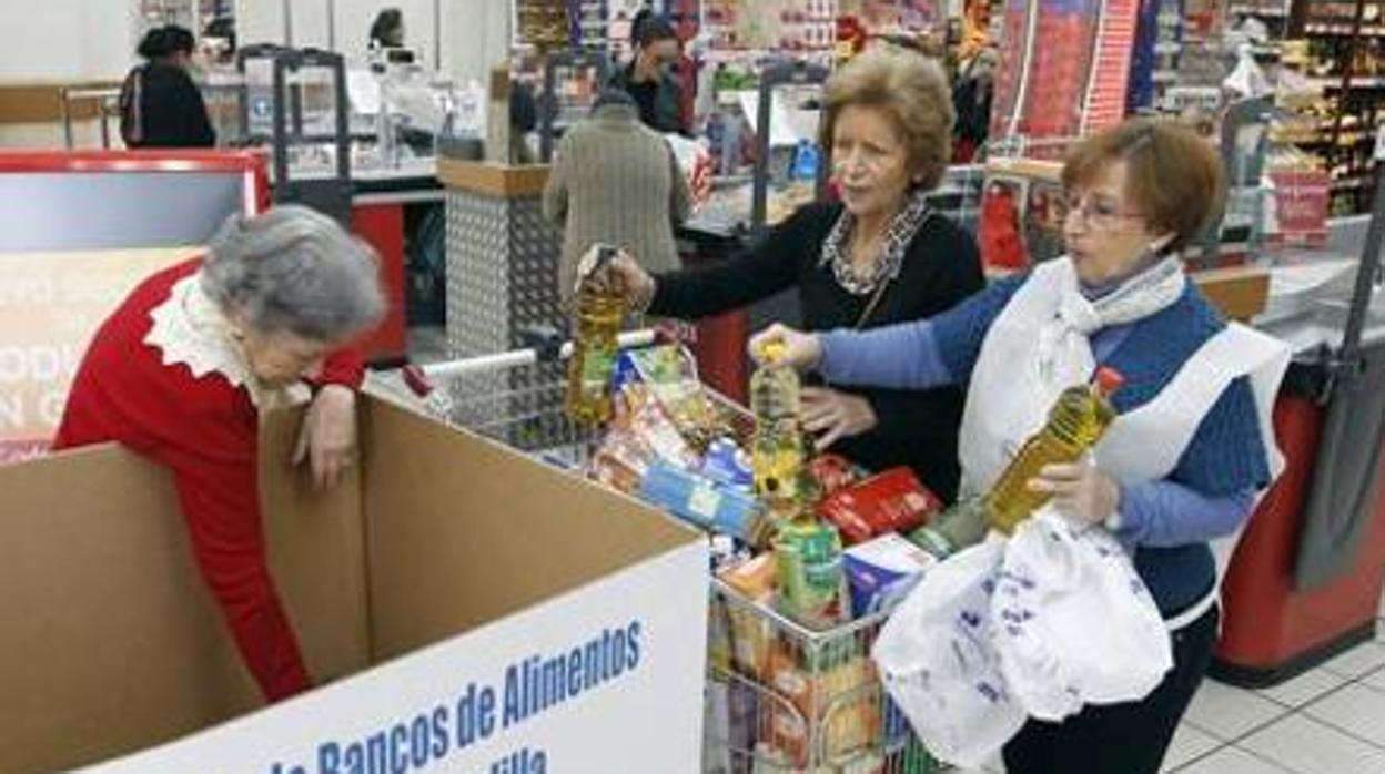 Voluntarias en una edición anterior de la «Gran regogida de alimentos»