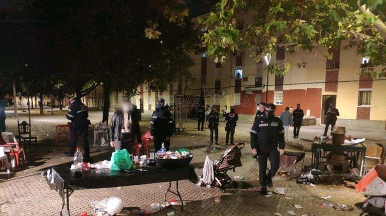 Los agentes de la Policia Local disuelven un cumpleaños de unas 50 personas en plena calle de Sevilla