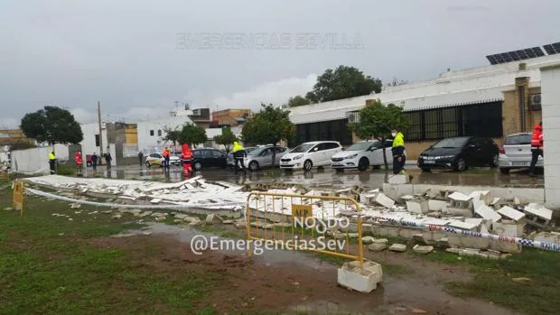 La lluvia deja las primeras incidencias en Sevilla: cae parte de un muro de un colegio en Torreblanca