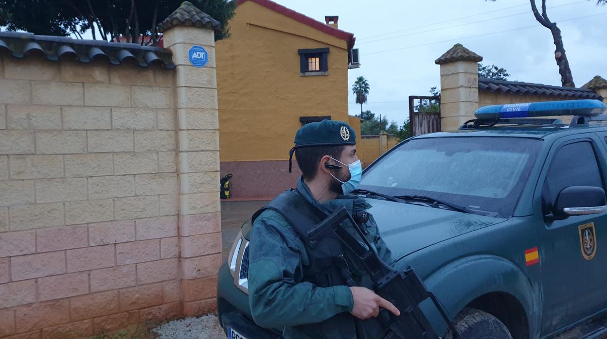 Agentes de la Guardia Civil desplegados en uno de los registros llevados a cabo este jueves en Sevilla