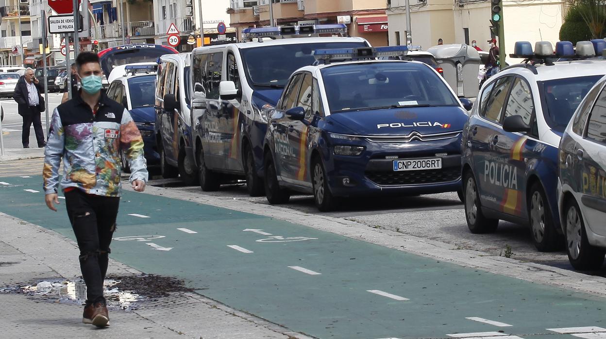 Coches de la Policía Nacional estacionados junto a la Comisaría de Blas Infante