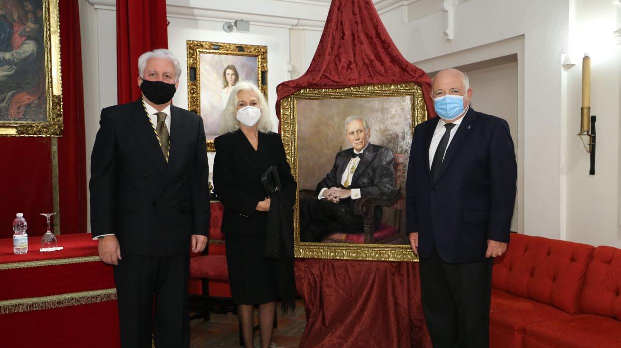 Jesús Castiñeira, María Rosa Ruiz y Jesús Aguirre junto al retrato de Hugo Galera en la Academia de Medicina