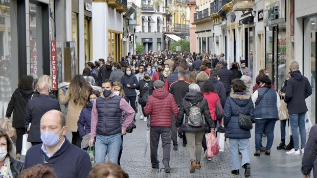 Los sevillanos abarrotan el Centro para realizar las primeras compras navideñas