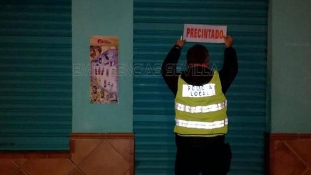 La Policía Local de Sevilla precinta un local por venta de alcohol a menores de edad