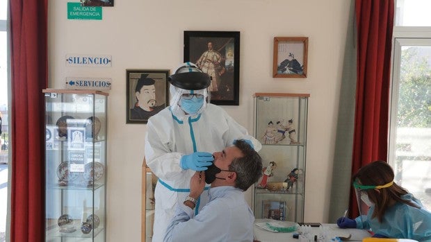 La curva descendente de contagios se traduce ya en Sevilla en menos muertes e ingresos en UCI