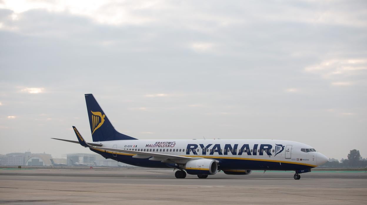 Un avión de Ryanair en las pistas del aeropuerto de San Pablo