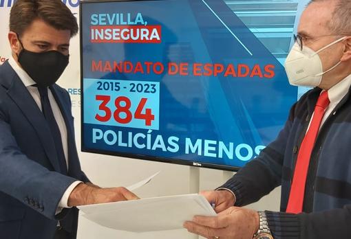 Beltrán Pérez junto al concejal del PP Jesús Gómez Palacios