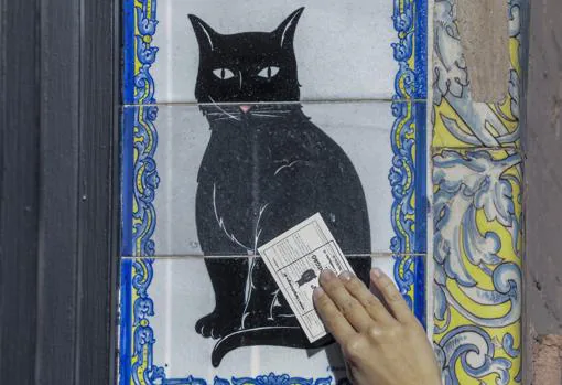 Los gatos negros que vigilan la entrada de la administración están gastados de tantas veces como se les frotan los décimos