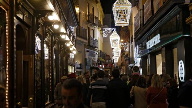 Sierpes y Tetuán serán de sentido único peatonal en Navidad para evitar la bulla