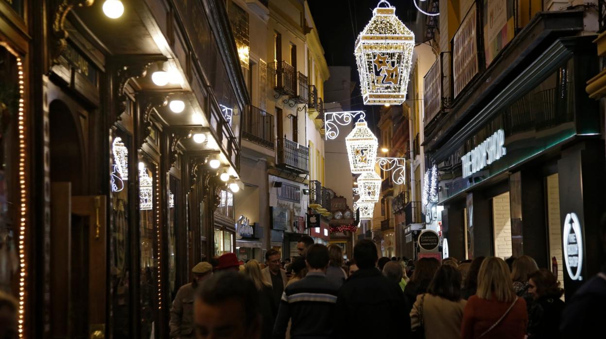 La calle Sierpes será de sentido único peatonal durante la Navidad