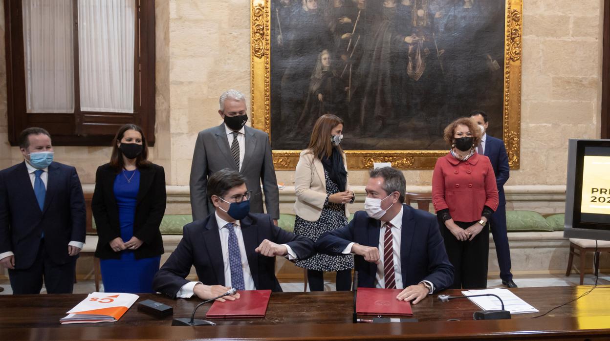 Espadas y Pimentel celebran la firma del acuerdo de los presupuestos de 2021 entre el PSOE y Ciudadanos