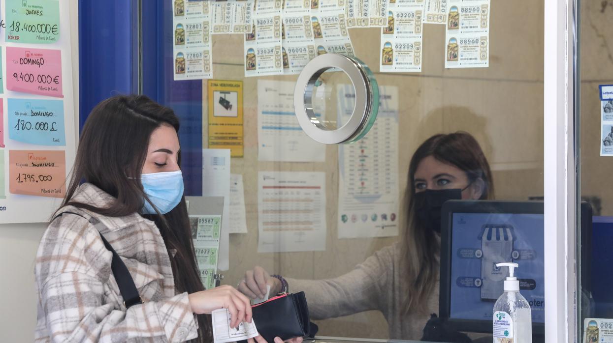 La administración «El gato negro» de la avenida de la Constitución es una de las más populares de Sevilla